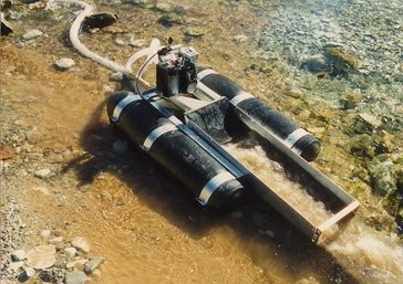 Suction dredge machine in action